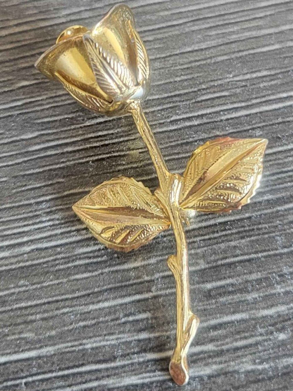 VINTAGE gold-tone rose brooch